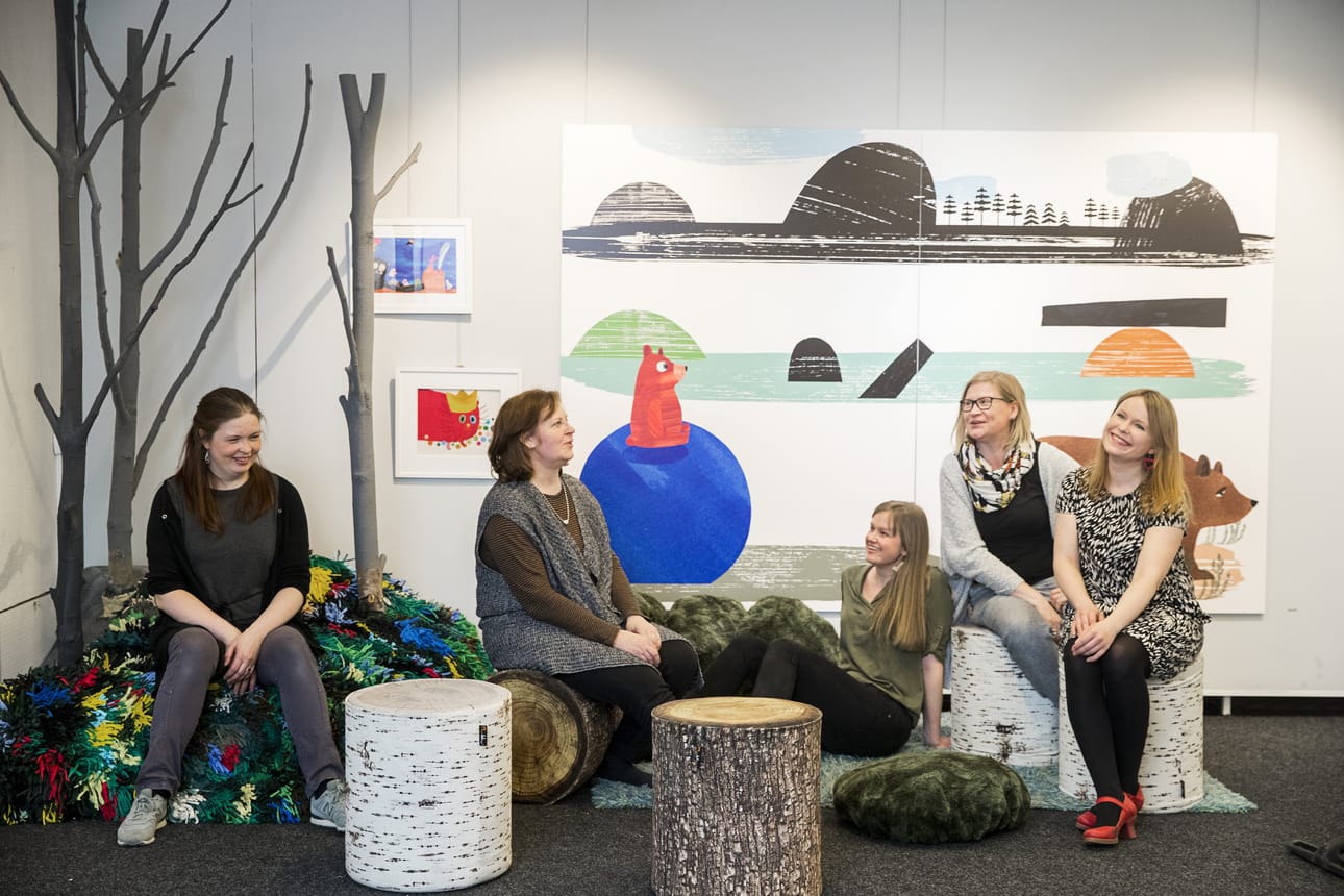 Kati Inkanen (vas.), Tiina Paaso, Anna Anttonen, Heidi Hyväri ja Riika Ruottinen rakentavat parhaillaan lauantaina alkaviin Lumotut sanat -sanataideviikkoihin liittyvää kuvitusnäyttelyä Valvegalleriaan.