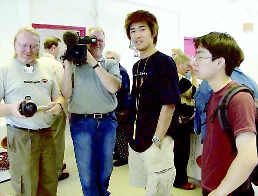 Japanin televisioon. Ohjaaja Noriyuki Igarashi (keskellä) ja assistentti Yuki Watabe sekä Kari Hautanen (vas.) ja Kari Sorsa tallentavat Kuhmon Kamarimusiikin tapahtumia Japanin televisiossa syyskuussa esitettävään ohjelmaan.Japanin televisioon.