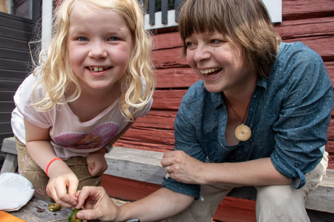 On helppoa hymyillä kun käsityö on lähes valmis. Kaisla Koistinen viimeistelee järvikaislakorua kummitätinsä, artenomi Johanna Riepulan kanssa.