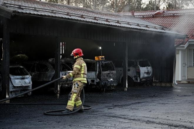 Kullervontiellä Hyllykalliolla paloi lokakuun viimeisen päivän aamuna autokatos. Sen mukana tuhoutui täysin seitsemän autoa. ARKISTOKUVA: KARI LÖFHJELM