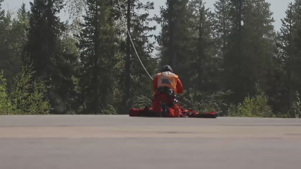 Rajavartiolaitoksen uusi helikopteri vinssaa