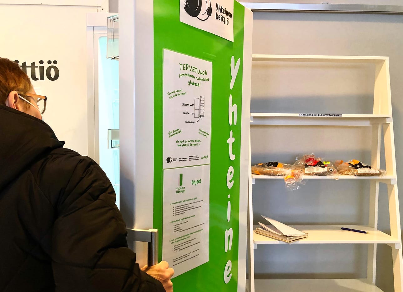 Kauppojen lisäksi myös yksityishenkilöt voivat tuoda ruokiaan Yhteisen jääkaapin käyttöön.