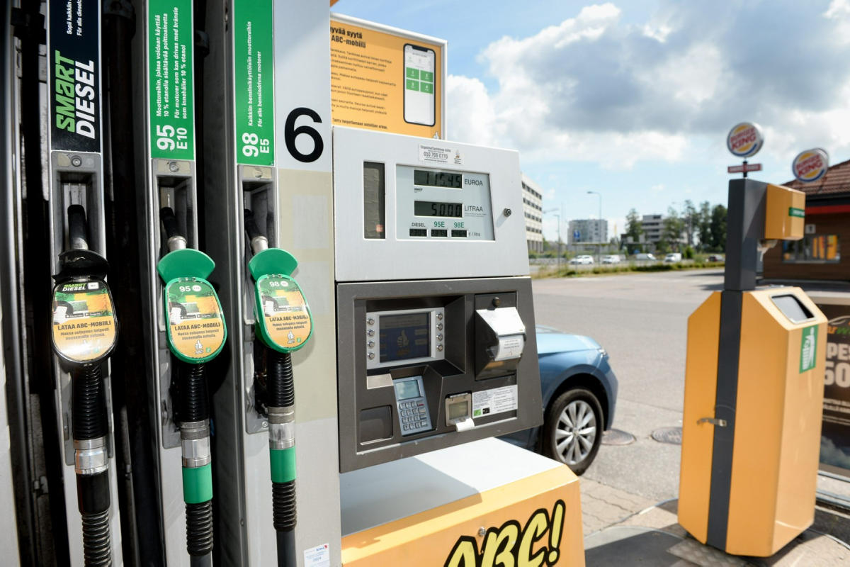 Bensan keskihinta jatkoi lievää laskua – lukuisilla asemilla alle 2 euroa