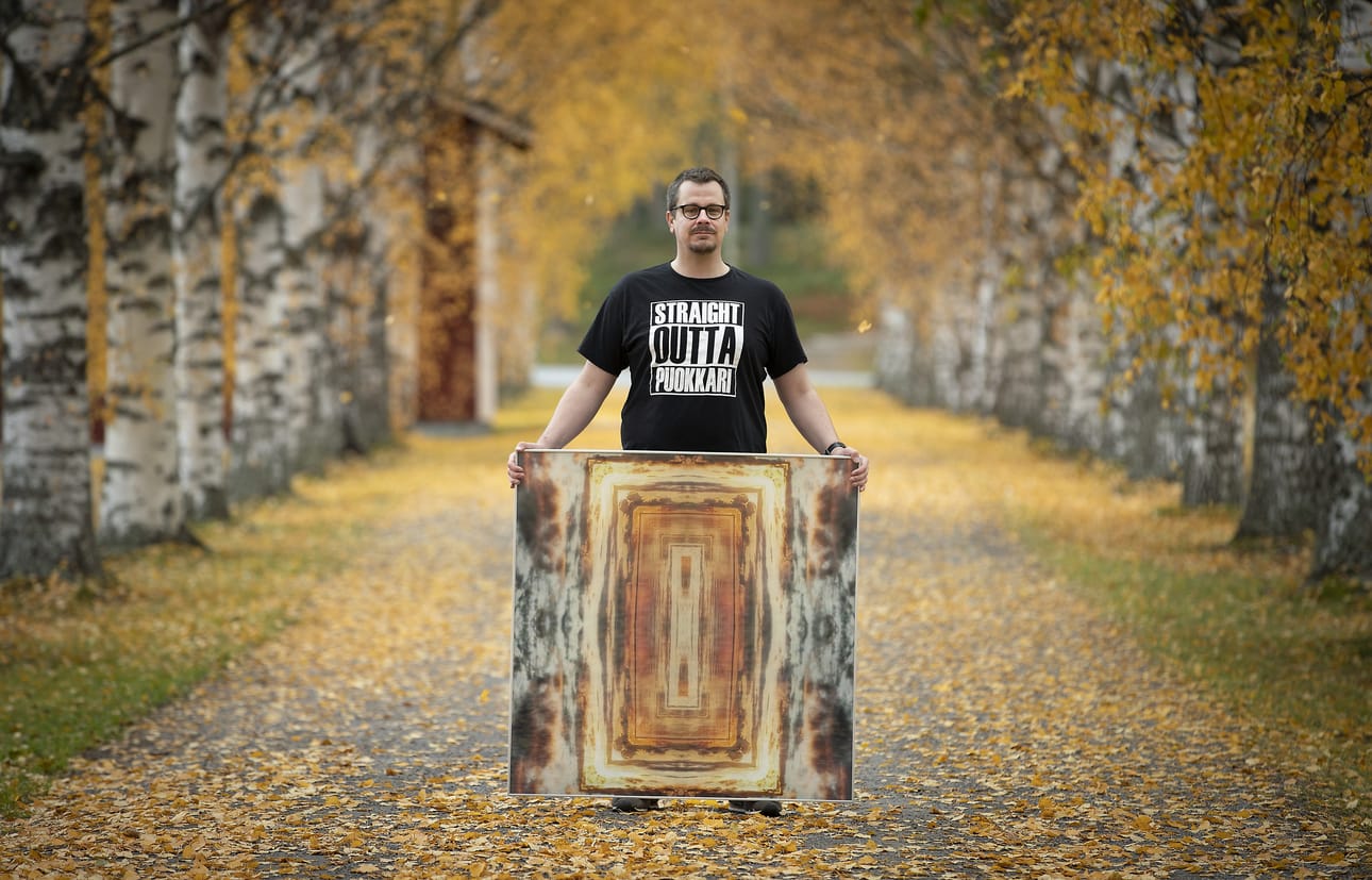 Juha Penttisellä on käsissään Oritkari 303 -niminen teos.