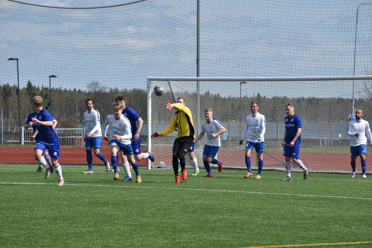 FC PaKa otti kauden avausvoittonsa lauantaina Rovaniemellä. Kuva on toukokuun lopulla Kuusamossa pelatusta ottelusta Sodankylän Palloa vastaan.
