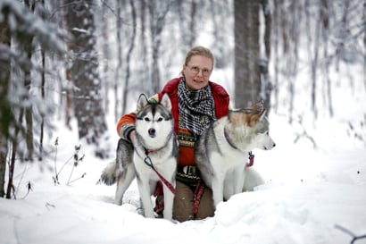 Oululainen Marja Pyhtilä tekee lapaset koirankarvasta – "Lämmintä ja ihanan pörröistä"