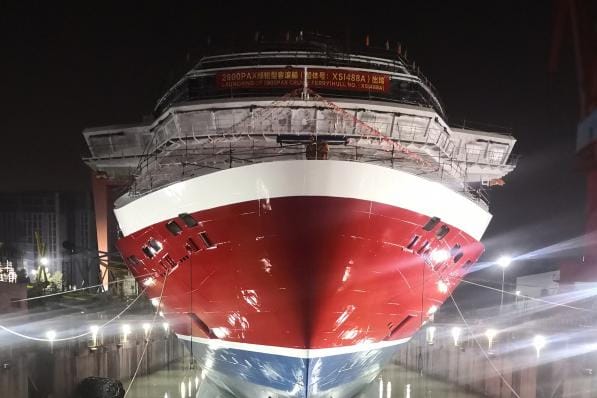 Viking Glorya lasketaan vesille XSI-telakalla Kiinan Xiamenissa. KUVA: Viking Line