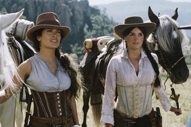 Salma Hayek ja Penelope Cruz ovat pääosissa vauhdikkaassa toimintakomediassa Bandidas, jossa naiset ryhtyvät pankkirosvoiksi. KUVA: Hero