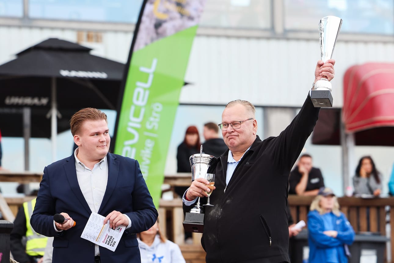 Oululainen Matti Viitala on omistanut monta menestysravuria. Kuvassa hän nostaa voittopyttyä osaomistamansa Campparin Kriterium-ykkösen kunniaksi.