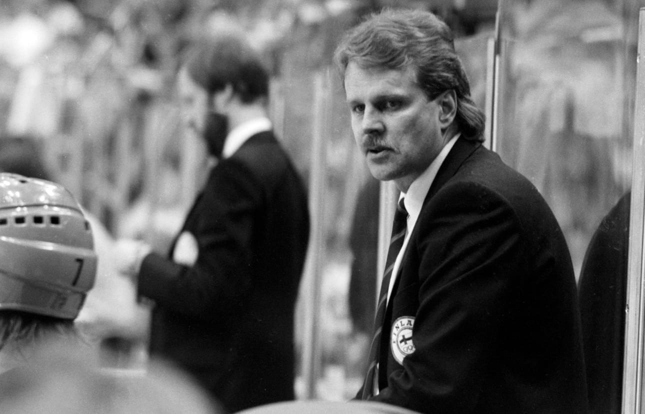 Päävalmentaja Pentti Matikainen johdatti Suomen hopealle Calgaryn talviolympialaisissa 1988. LEHTIKUVA / Martti Kainulainen
