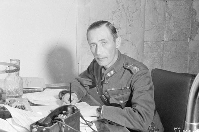 Everstiluutnantti Pekka Jokipaltio istuu pöytänsä ääressä Äänislinnassa 24.huhtikuuta 1942. KUVA: SA-KUVA/SOTILASVIRKAILIJA ESKO SUOMELA