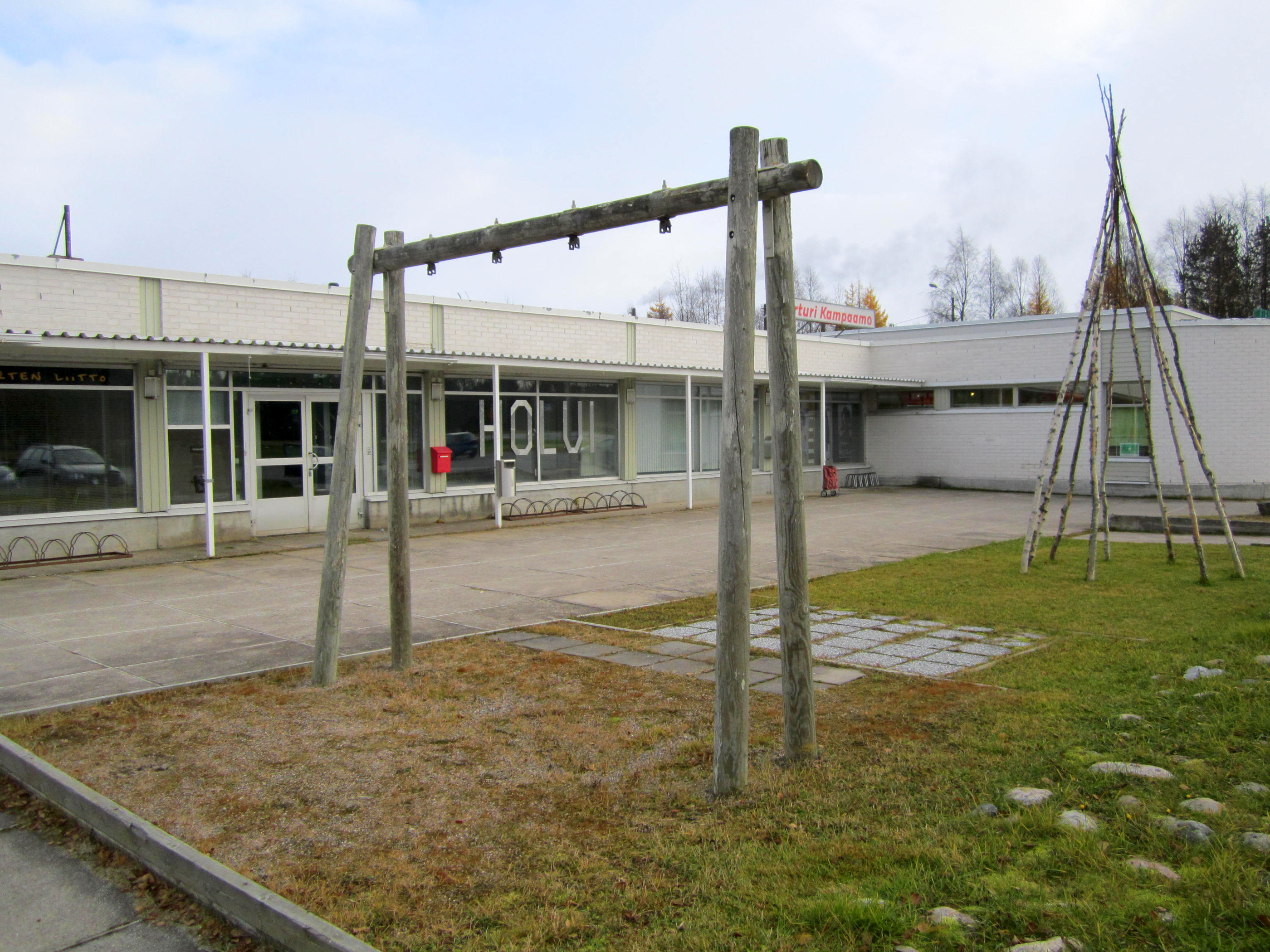 Posion apteekki siirtyy Suopolulla sijaitseviin entisiin Koillis-Suomen säästöpankin tiloihin. Tilat omistaa nykyisin Reijo Lantto.