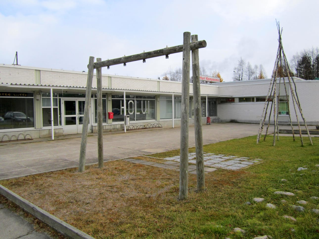 Posion apteekki siirtyy Suopolulla sijaitseviin entisiin Koillis-Suomen säästöpankin tiloihin. Tilat omistaa nykyisin Reijo Lantto.