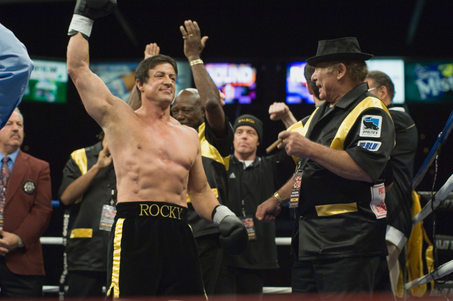 Nyrkkeilymestari Rocky (Sylvester Stallone) päättää nousta kehään vielä kerran Rocky Balboa -elokuvassa. Stallone myös ohjasi elokuvan.