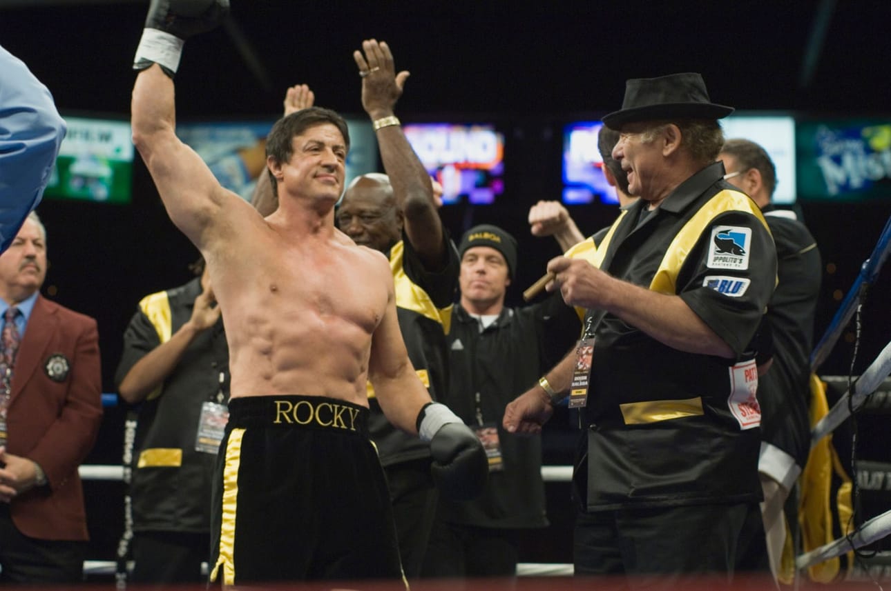 Nyrkkeilymestari Rocky (Sylvester Stallone) päättää nousta kehään vielä kerran Rocky Balboa -elokuvassa. Stallone myös ohjasi elokuvan.