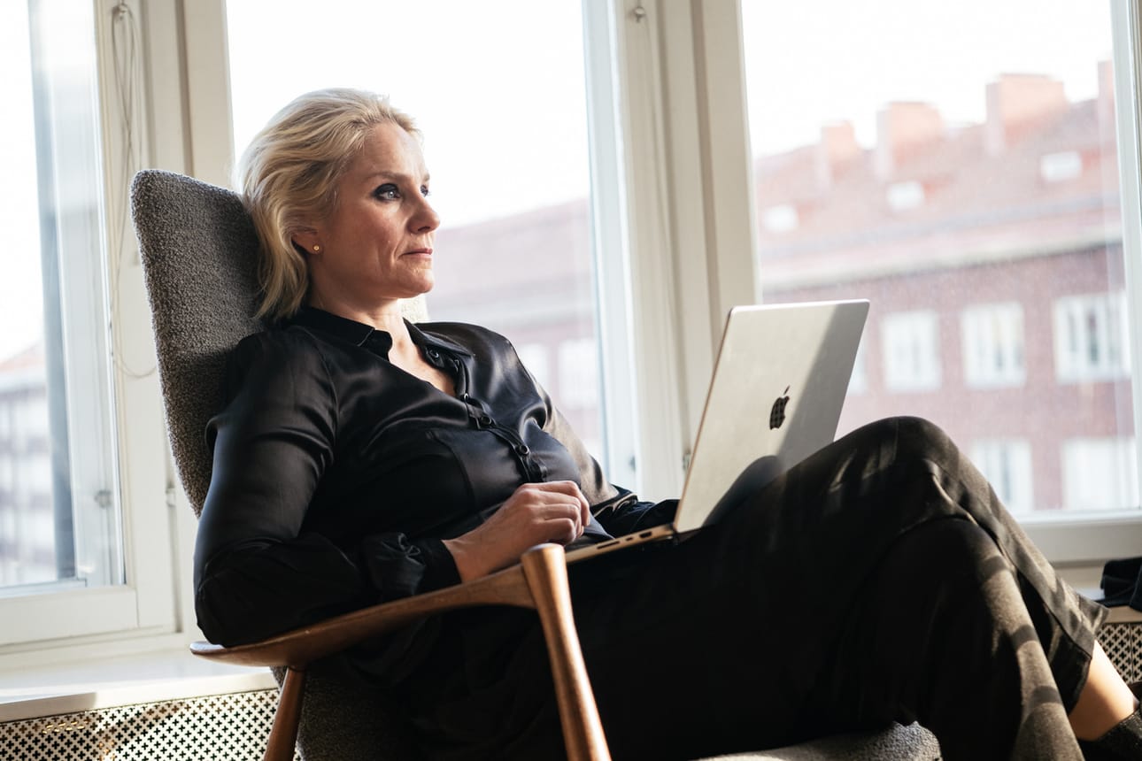 Laura Malmivaara esittää uutuussarjassa kiinteistönvälittäjä Lindaa, joka putoaa menestyksestä pohjamutiin ja kampeaa sieltä itsensä ylös. Keinot jättävät kuitenkin syvät haavat Lindaan. Kuva: Jaakko Kahilaniemi