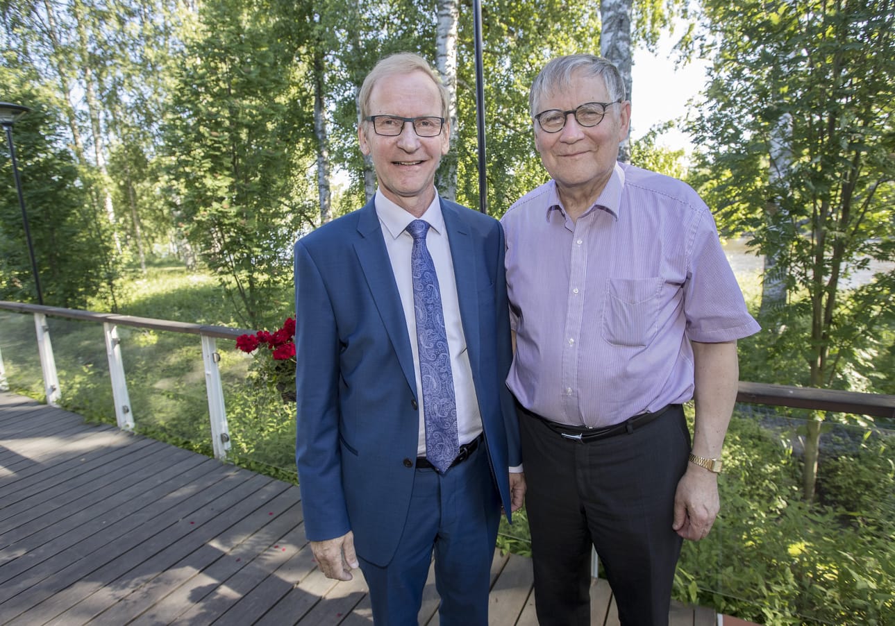 Kannuslainen Matti Taskila (vas.) valittiin oululaisen Viljo Juntusen seuraajaksi SRK:n puheenjohtajaksi.