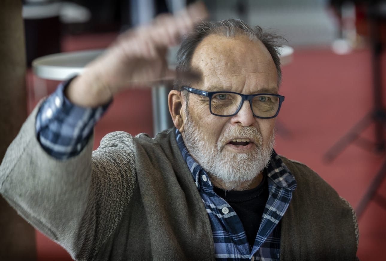 Mielenkiintoinen työ on pitänyt näyttelijä Hannu Pelkosen kauan kiinni Oulun teatterissa. Teatterikoulun jälkeen 1981 Pelkonen otti kiinnityksen Oulusta. Välillä hän työskenteli freelancerina ja palasi Ouluun jälleen vuonna 1995.