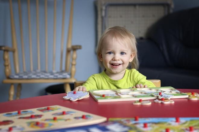 Per1,5-vuotiaalta Roope Rauniolta sujuu palapelin kokoaminen kuin konkarilta. Hän on käynyt äitinsä Jenni Kivimäen kanssa Perhetupa Pähkinässä säännöllisesti puolisen vuotta.