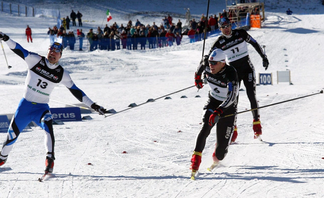 Näin lähellä oli Keijo Kurttilan voitto maailmancupin sprintissä Val di Fiemmessä 6. tammikuuta 2002. Kurttila (vas.) hävisi Norjan Trond Iversenille parilla sentillä, vaikka suomalainen ehdittiin jo kuuluttaa ykköseksi.