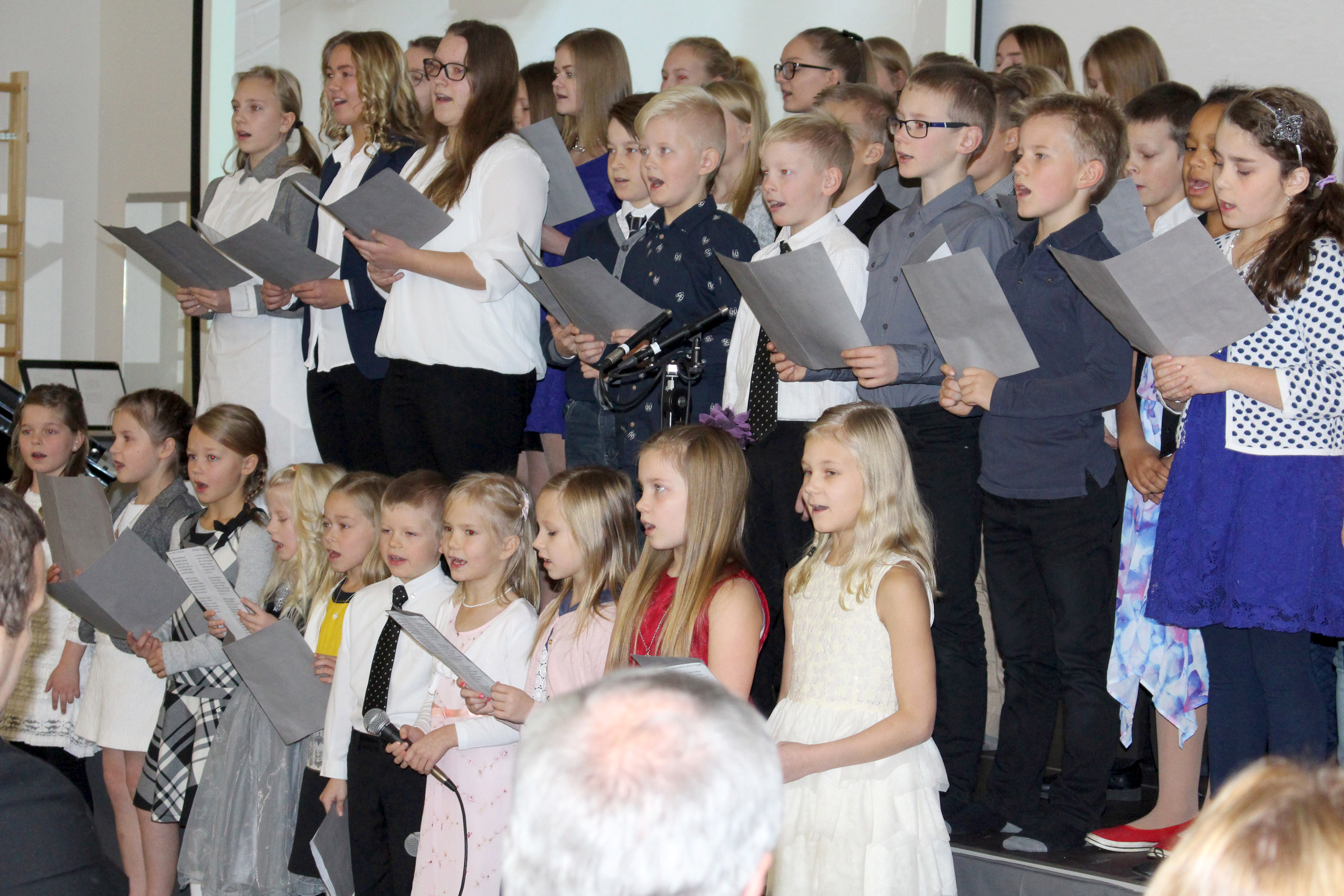 Iso oppilaskuoro esitti laulun Kaikkein paras koulu.