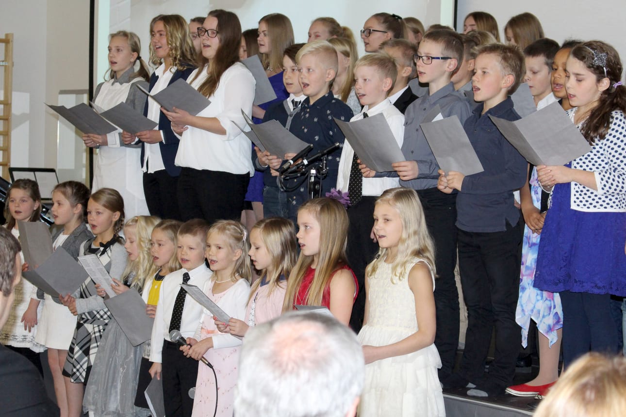 Iso oppilaskuoro esitti laulun Kaikkein paras koulu.