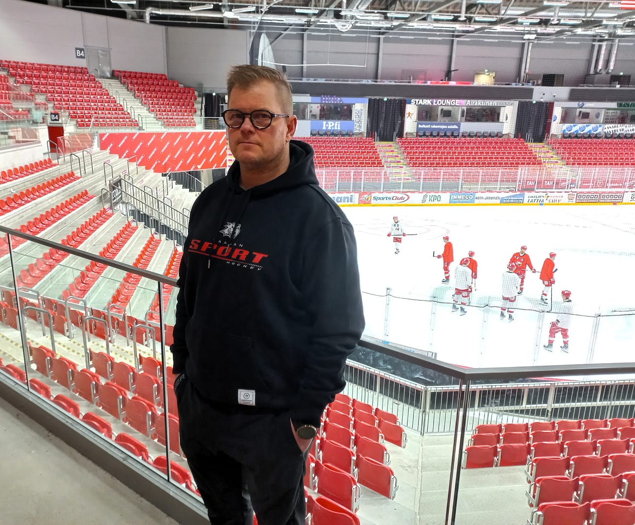 Vaasan Sportin liigajoukkueen urheilujohtaja Ari-Pekka Pajuluomalla on nyt kova urakka valmistella ensi kauden joukkuetta samalla kun nykyinen kausi on juuri puolivälissä.