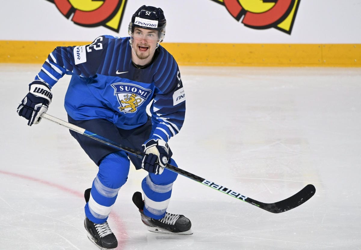 Mikael Seppälän viime viikot ovat olleet melkoista pyöritystä, kun Suomen mestaruuden jälkeen hän lähti nopeasti maajoukkueen matkaan, palautti pelituntuman EHT-otteluissa ja kuuluu nyt Leijonien runkopuolustajiin. LEHTIKUVA / JUSSI NUKARI