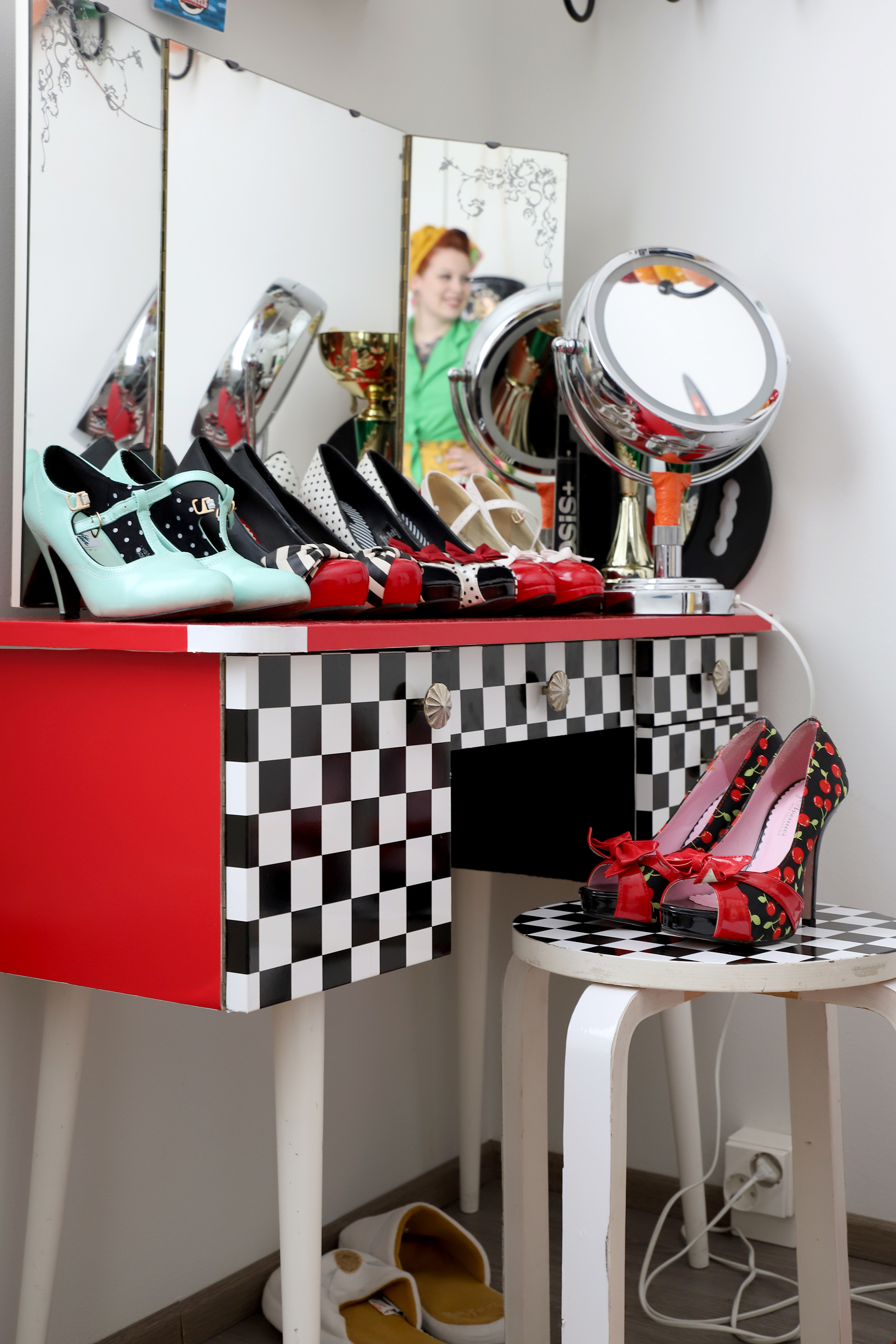 1950-lukuinen kampauspöytä on tuunattu rockabilly-henkeen.