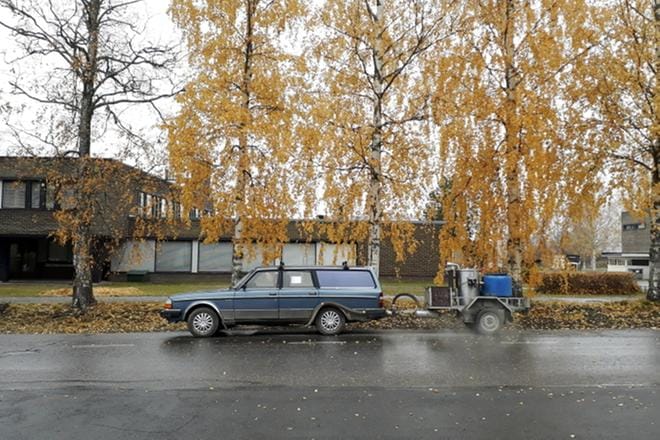 Lehtimäellä asuva Urho Kari ajelee edelleen usein puukaasuautolla asioille. KUVA: SARI HEINILÄ