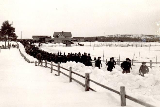 Itsenäistynyt Suomi pystytti heti 1920-luvulla monumentit nuijamiehille. Useat sadat suojeluskuntalaiset kiskoivat kivipaasia Kurikan Käräjävuorelta Ilmajoen Kapalankankaalle. Muistomerkin teki kuvanveistäjä Matti Visanti. Paljastusjuhlaa kesällä 1925 kunnioitti presidentti Lauri Kristian Relander. Visanti suunnitteli myös Ilkan patsaan Ilmajoelle, Se pystytettiin 1924. KUVA: MARTTI KOSKENKORVAN KOTIARKISTO
