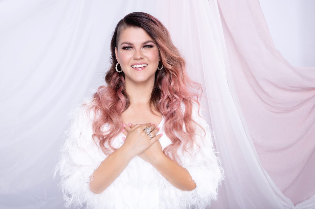 Saara Aalto esiintyy Seinäjoella Lakeuden Ristissä maanantaina 19. joulukuuta. Joulukonsertissa mukana vierailemassa ovat Hanne Orrenmaan johtama nuorisokuoro Luritus ja Pirjo Kotkaniemen johtama lapsikuoro Armit.