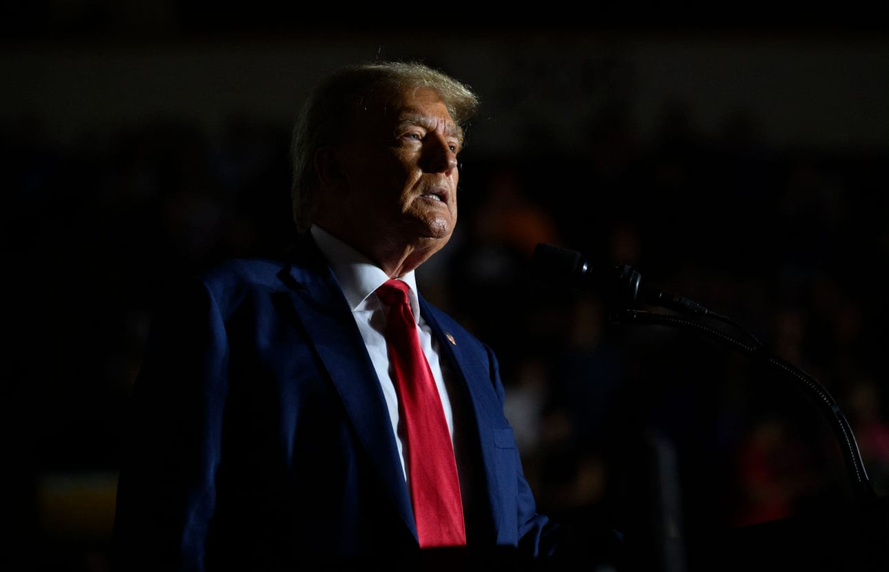 Yhdysvaltain entistä presidenttiä Donald Trumpia syytetään muun muassa juonimisesta Yhdysvaltain pettämiseksi sekä virallisen menettelyn estämiseksi. LEHTIKUVA/AFP
