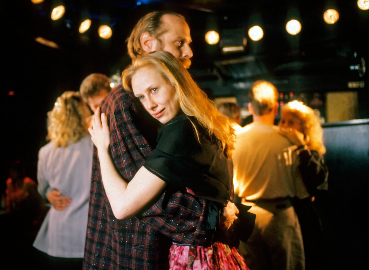 Aki Kaurismäen työläistrilogian päätösosa kertoo tehtaan tytöstä, jota kaikki riistävät. Kuvassa Iris Rukka (Kati Outinen) ja Aarne (Vesa Vierikko).