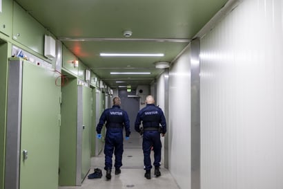 Näissä huoneissa Oulun poliisi ottaa epäillystä valokuvan ja sormenjäljet – Haukiputaan putkassa osa joutuu märkäpuolelle