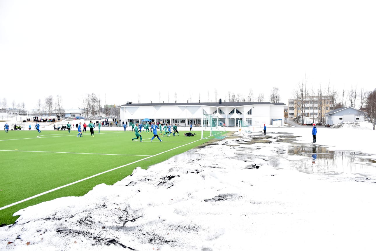 FC PaKan edustusjoukkuetta ei nähdä sarja-otteluissa ensi kesänä. Kuva on viime vuoden toukokuulta Kuusamon urheilukentältä.