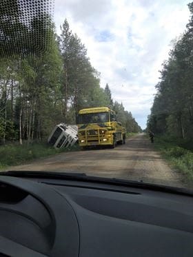 Onnettomuus sattui Mankilantiellä Siikalatvan Rantsilassa. Lukija ikuisti tapahtuman tuoreeltaan. Alueen tiestön kunto on puhuttanut usein.