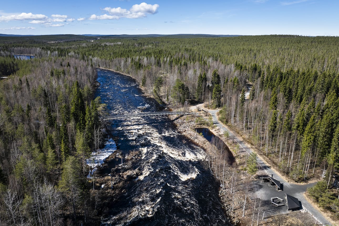 Vikaköngäs on suosittu luontoretkikohde. Sen lähtöpisteen kautta kulkee Napapiirin retkeilyalueelle vuosittain 60 000–70 000 retkeilijää. – Maisema tulee muuttumaan. Päärakennus tulee aika lähelle siltaa, toteaa Metsähallituksen myyntipäällikkö Kari Männistö.