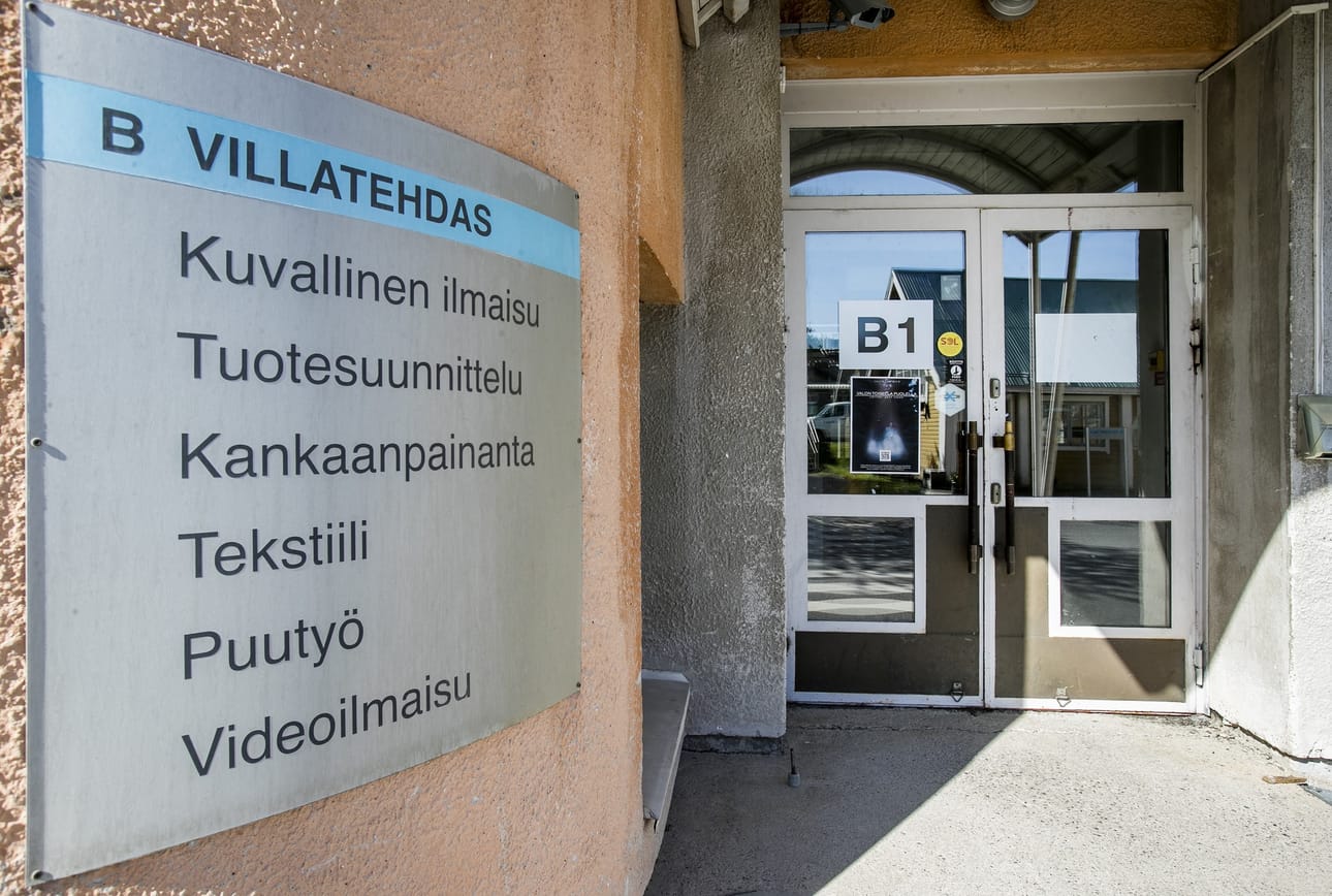 Kulttuuriyhdistys Kulttuuribingo löysi entisen luokkahuoneen verran työtilaa aiemmin OSAOn käytössä olleelta Pikisaaren Villatehtaalta. Kuva kesältä 2019.
