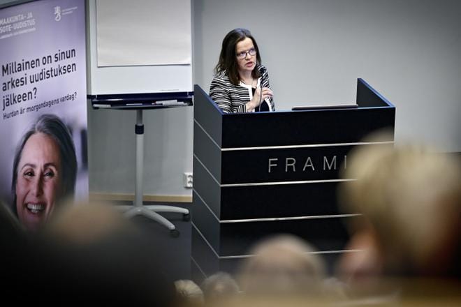 Seitsemän ministeriön yhteinen sote-kiertue otsikolla Oma maakunta käynnistyi tiistaina Seinäjoelta. Ministeriöiden edustajat käyvät vastaamassa paikallisten sote-valmistelijoiden kysymyksiin. Seinäjoella ensimmäisen puheenvuoron piti projektijohtaja Päivi Nerg. KUVA: TOMI KOSONEN