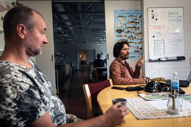 Ben Eaton (kuvassa oikealla) tuli Oulangalle ideoimaan ääni-installaatiota: hän haluaa saada nauhalle jäätymisen ääniä. Tutkimusaseman johtajan Riku Paavolan mukaan taide on hyvä tapa popularisoida tiedettä ja herättää kiinnostusta siihen.