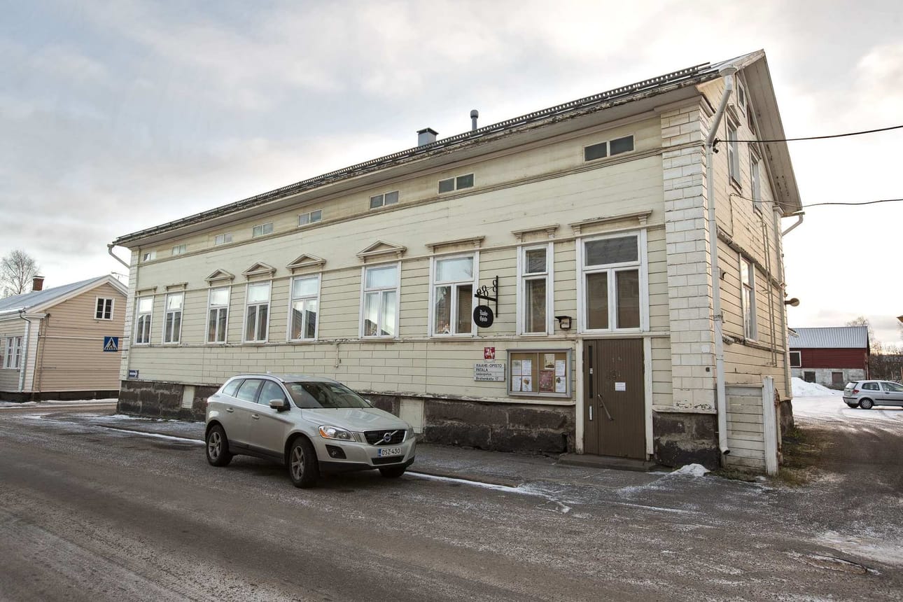 Annanpäivänä ikkuna avautuu Patalassa. Ajankohta on sopiva, sillä Annapäivä on Raahe-opiston väen perinteinen joulujuhlapäivä ja Patala on yksi päivän keskeisistä tapahtumapaikoista.