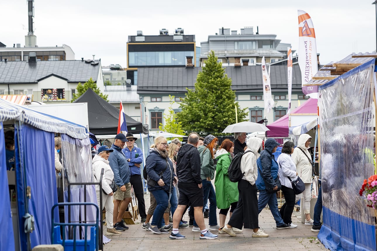 Torinrannassa kulki sateesta huolimatta useita isoja turistiryppäitä.