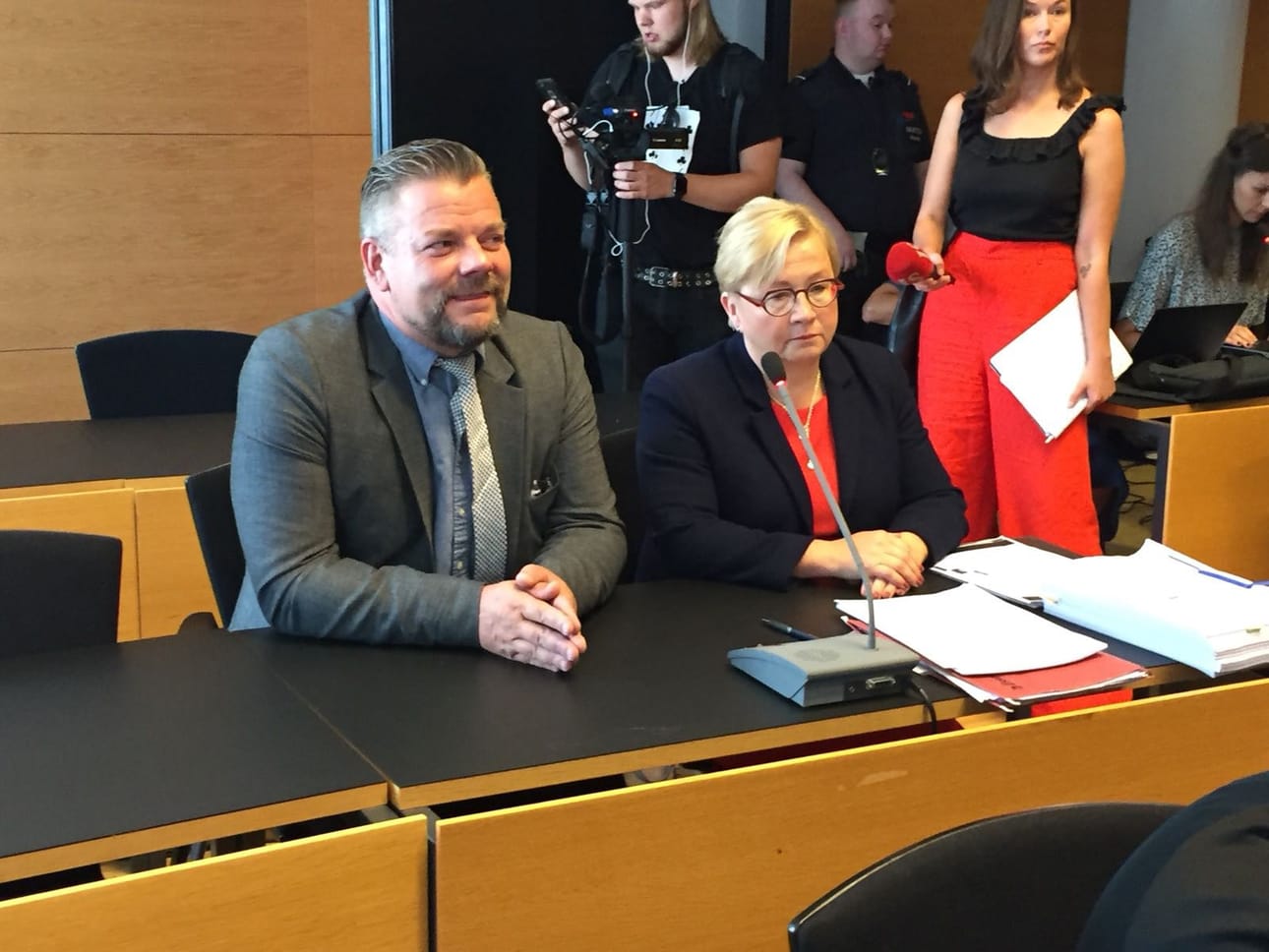 Jari Sillanpää kertoi käräjäoikeuden istuntotauolla medioille, että hän ei ole käyttänyt huumeita neljään kuukauteen. Sillanpään avustajana toimii asianajaja Riitta Leppiniemi.