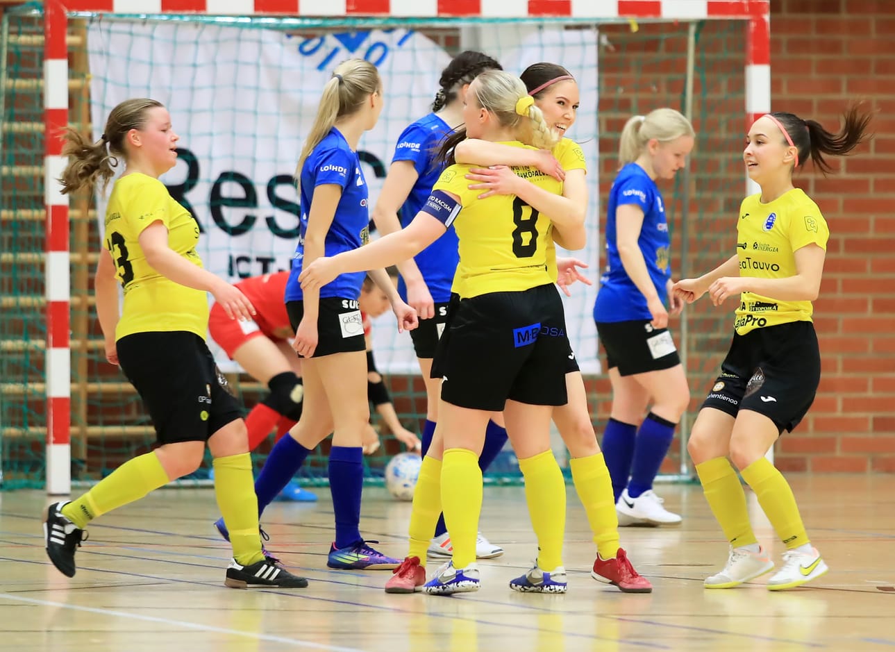 Palloa kaivellaan FC OPAn verkosta ja AS Moon juhlii osumaa lauantaina Raahen liikuntahallilla.