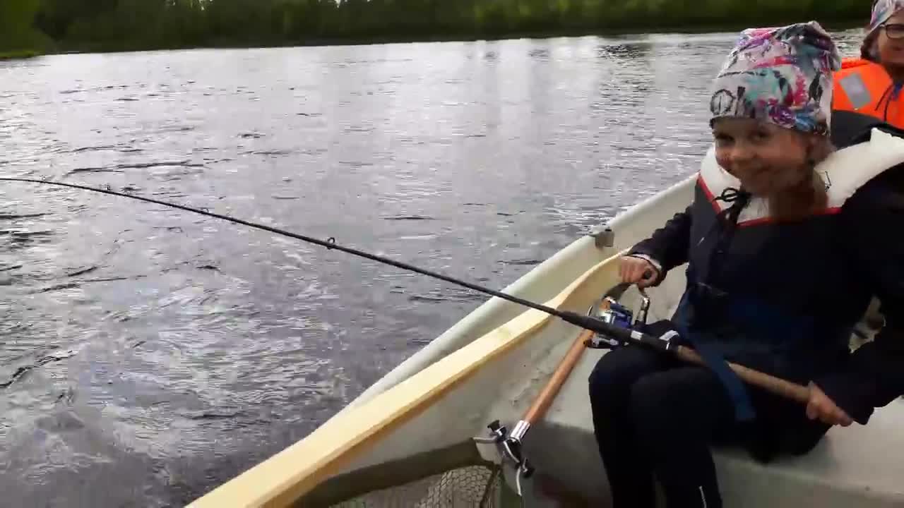 Pienen tytön ensimmäinen kala tälle kesälle