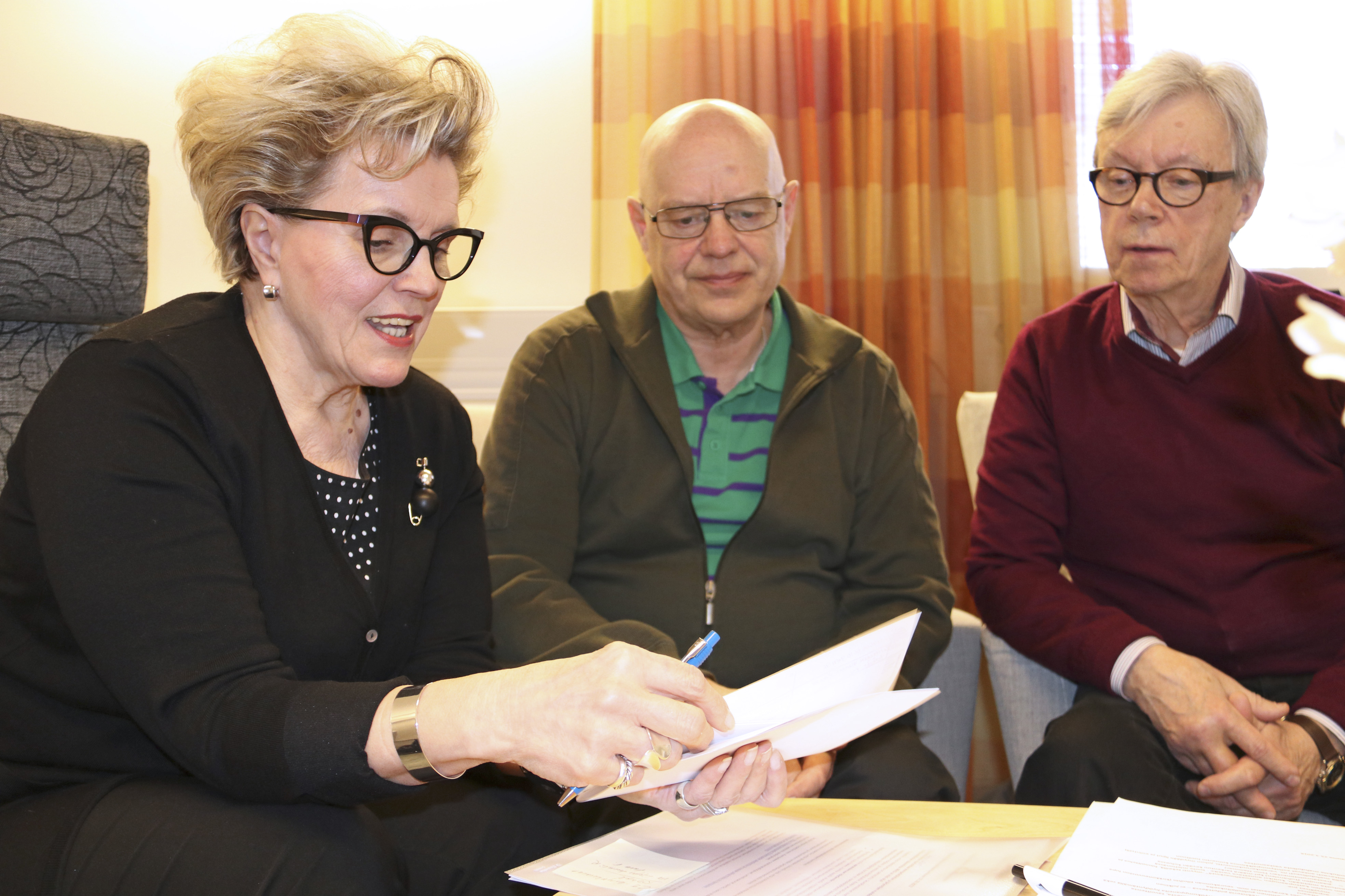 Tuula Rauma, Timo Hakkarainen ja Heikki Mattila kokoontuivat Kempeleen seurakuntatalolle yhdistyksen papereiden ääreen. Varainkeruulupa on vielä haettava ennen kuin tapahtumia voidaan järjestää, he kertovat.