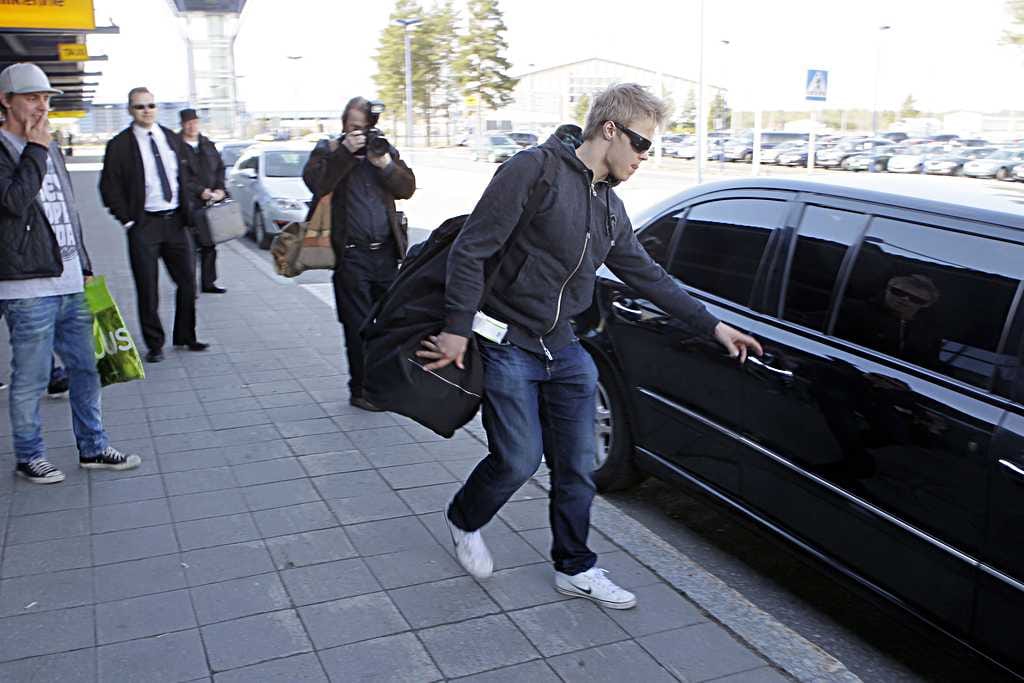 Mikael Granlundia odotti Oulun lentoaseman edessä hulppea limusiini.