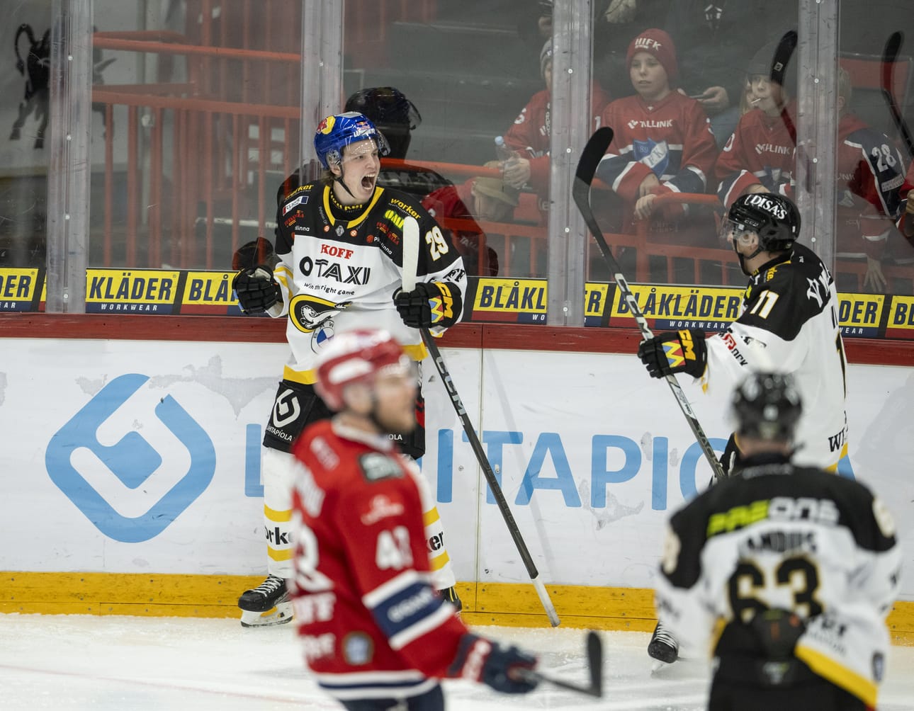 Kärppien Arttu Alasiurua juhlii 1–2-maalia perjantain ottelussa. Kärpät ja HIFK kohtaavat uudelleen heti tänään Raksilassa.