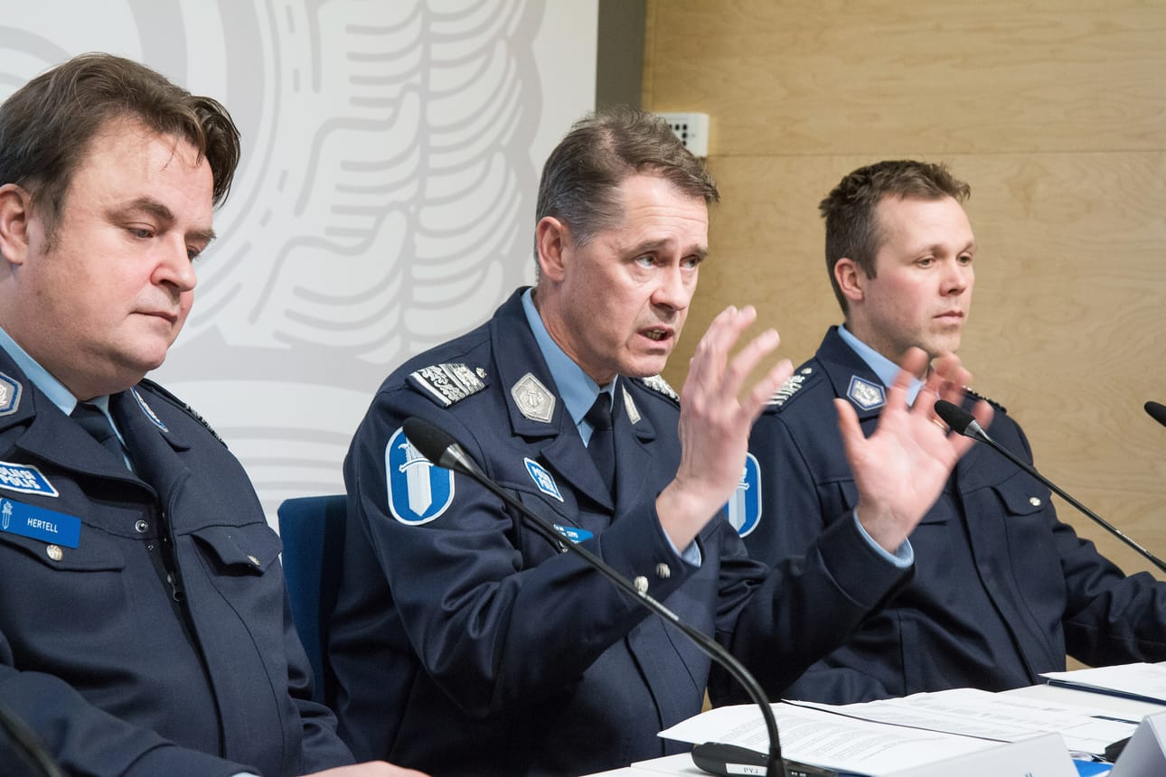 Vasemmalta poliisitarkastaja Jukka Hertteli, poliisiylijohtaja Seppo Kolehmainen ja poliisitarkastaja Tommi Reen. Poliisiylijohtaja Seppo Kolehmainen on huolestunut vähennysvelvoitteista poliisille. Poliisitarkastaja Jukka Hertteli (vas.) ja poliisitarkastaja Tommi Reen kuuntelevat.